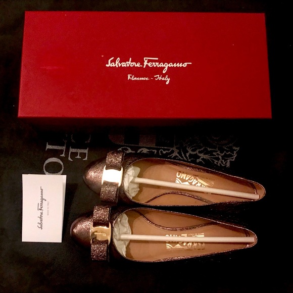 Salvatore Ferragamo Shoes - ✨Ferragamo vara bow gold glitter pump, sz 6B